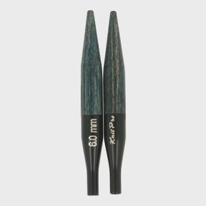 Peut inclure: Deux aiguilles à tricoter avec un motif de grain de bois bleu foncé et noir. Les aiguilles sont marquées "6,0 mm" et "Knit Pro". Les aiguilles ont une base noire et une pointe.
