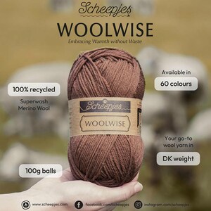 Peut inclure: Une pelote de laine brune Scheepjes Woolwise de 100g avec une étiquette en papier. L'étiquette indique Scheepjes Woolwise, 100% laine mérinos superwash recyclée et poids DK. Le texte précise qu'elle est disponible en 60 couleurs et sans gaspillage.