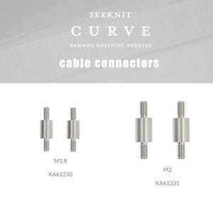 Pode incluir: Dois conjuntos de conectores de cabo de metal para agulhas de tricô. O conjunto à esquerda é etiquetado como M1.8 e KA61230. O conjunto à direita é etiquetado como M2 e KA61231.
