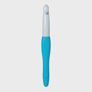 Pode incluir: Uma agulha de croch&ecirc; com ponta e cabo brancos, um eixo branco e uma pega azul turquesa. A agulha de croch&ecirc; &eacute; projetada para artesanato com fios e &eacute; mostrada em um fundo branco.
