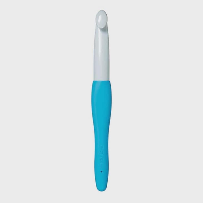 Pode incluir: Uma agulha de croch&ecirc; com ponta e cabo brancos, um eixo branco e uma pega azul turquesa. A agulha de croch&ecirc; &eacute; projetada para artesanato com fios e &eacute; mostrada em um fundo branco.
