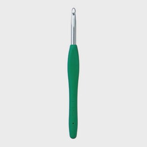 Pode incluir: Uma agulha de croch&ecirc; verde com uma extremidade de gancho de metal prateado. O cabo &eacute; de cor verde vibrante e s&oacute;lida. O tamanho da agulha est&aacute; marcado no cabo. Esta ferramenta &eacute; usada para v&aacute;rios projetos de croch&ecirc;.