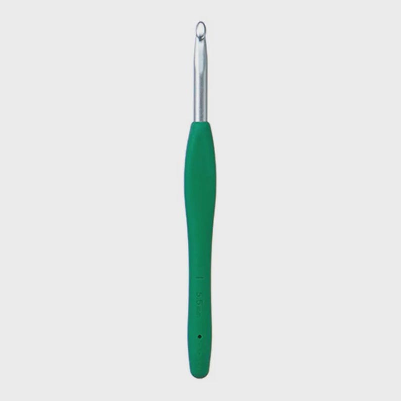 Pode incluir: Uma agulha de croch&ecirc; verde com uma extremidade de gancho de metal prateado. O cabo &eacute; de cor verde vibrante e s&oacute;lida. O tamanho da agulha est&aacute; marcado no cabo. Esta ferramenta &eacute; usada para v&aacute;rios projetos de croch&ecirc;.