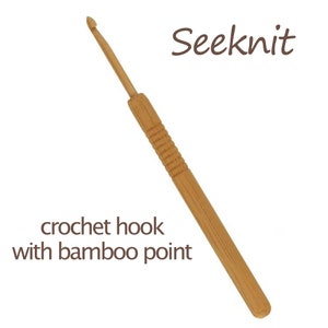 Op de afbeelding: Een bruine houten haaknaald met een bamboe punt. De haaknaald is gelabeld met "Seeknit" en "crochet hook with bamboo point".