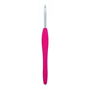 Pode incluir: Uma agulha de croch&ecirc; rosa choque com uma extremidade de gancho de metal prateado. O cabo &eacute; rosa vibrante e afunila-se at&eacute; uma ponta. O gancho est&aacute; marcado com "E" e "3,5 mm".