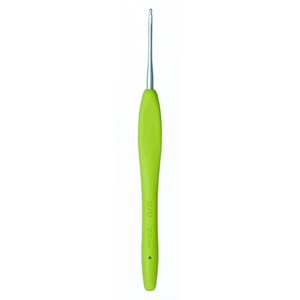 Pode incluir: Uma agulha de croch&ecirc; com um cabo verde brilhante e um gancho de metal prateado. O cabo tem as marca&ccedil;&otilde;es de tamanho "2/0" e "2,0 mm" impressas. A agulha &eacute; projetada para artesanato com fios e est&aacute; em um fundo branco.