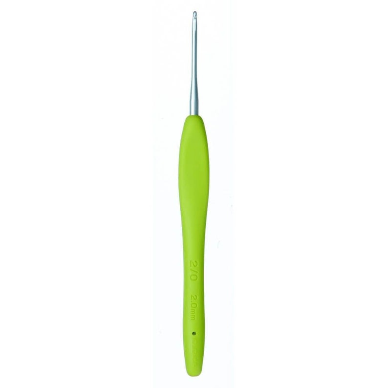 Pode incluir: Uma agulha de croch&ecirc; com um cabo verde brilhante e um gancho de metal prateado. O cabo tem as marca&ccedil;&otilde;es de tamanho "2/0" e "2,0 mm" impressas. A agulha &eacute; projetada para artesanato com fios e est&aacute; em um fundo branco.
