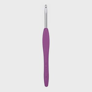 Pode incluir: Uma agulha de croch&ecirc; roxa com uma extremidade de gancho de metal prateado. O cabo &eacute; de cor roxa lisa e uniforme. O gancho &eacute; marcado com o tamanho 4,0 mm.