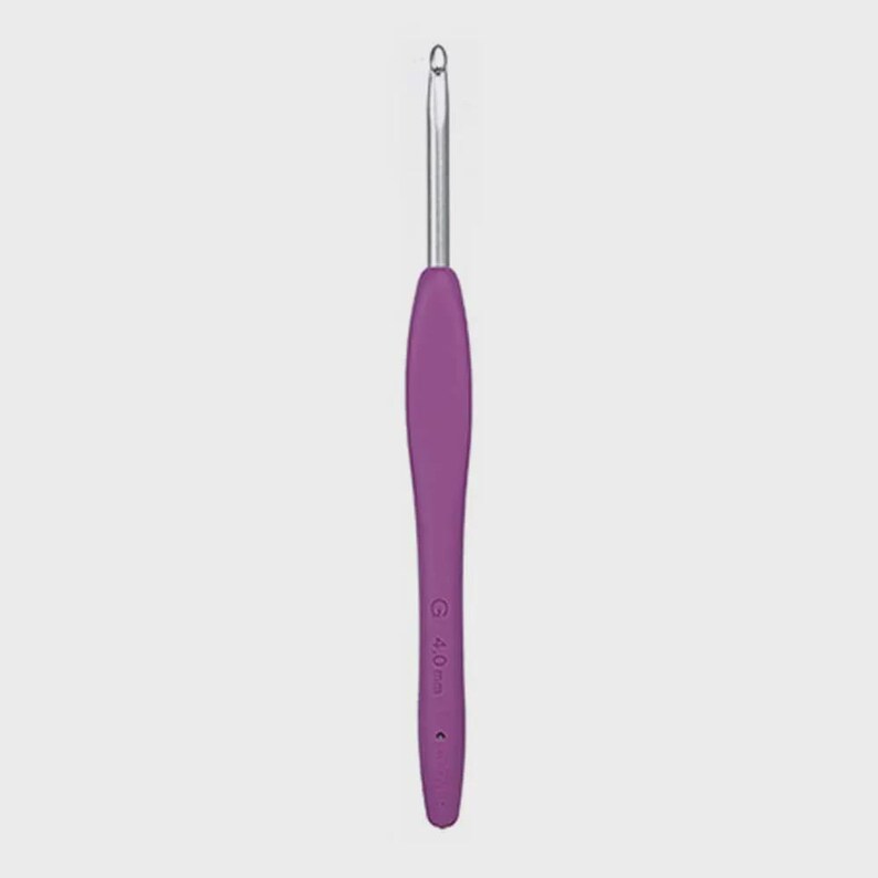 Pode incluir: Uma agulha de croch&ecirc; roxa com uma extremidade de gancho de metal prateado. O cabo &eacute; de cor roxa lisa e uniforme. O gancho &eacute; marcado com o tamanho 4,0 mm.