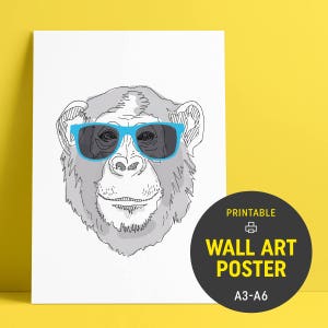 Könnte beinhalten: Eine Schwarzweiß-Zeichnung eines Schimpansen mit blauer Sonnenbrille. Das Bild ist ein druckbarer Wandkunstaffiche, erhältlich in den Größen A3 und A6.