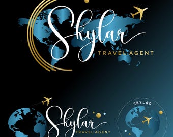 Może przedstawiać: Logo dla agencji podróży o nazwie Skylar. Logo przedstawia niebieską mapę świata z złotą obwódką i tekstem "Skylar Travel Agent" w białym, ozdobnym piśmie. Nad mapą świata znajduje się złota ikona samolotu.