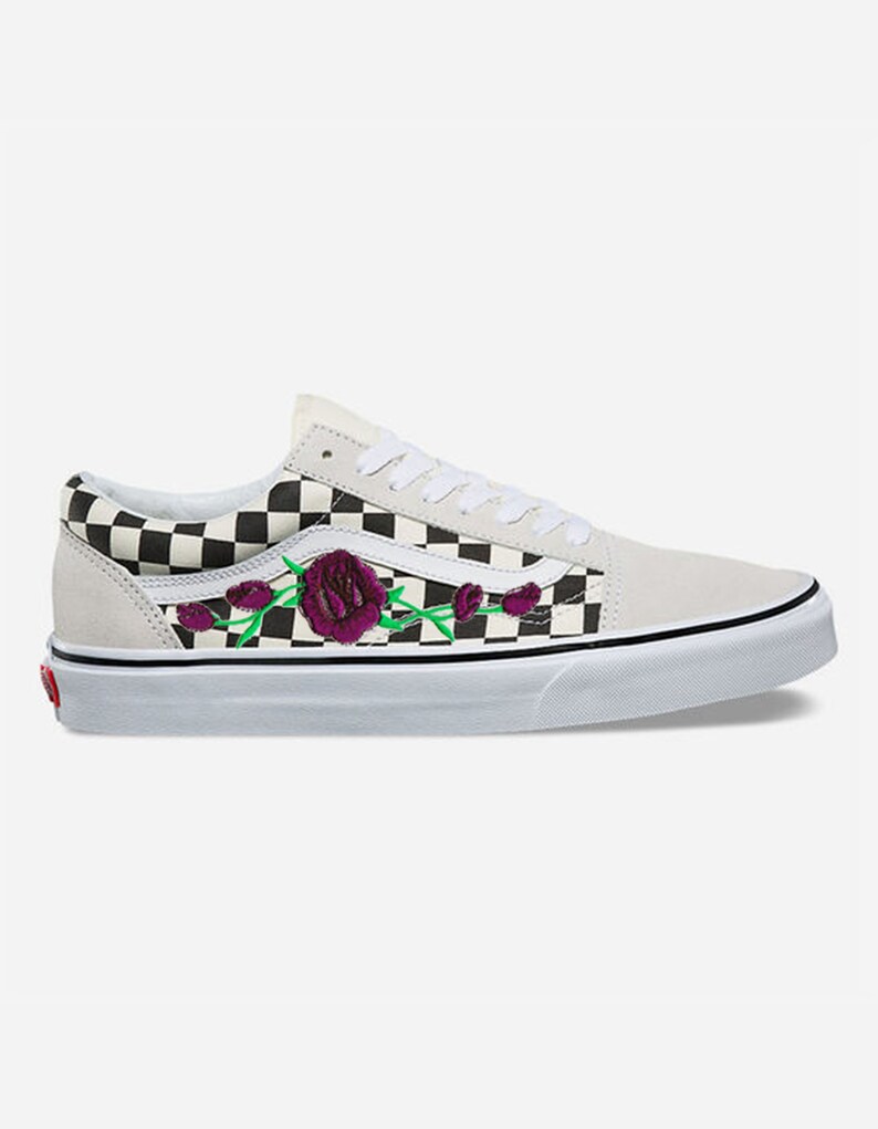 Rose Knospen (lila) individuell bestickt Vans weiß kariert alten Skool Skate Schuh (neu) jetzt Trend Rose Knospen (lila) individuell bestickt Vans weiß kariert alten Skool Skate Schuh (neu) jetzt Trend