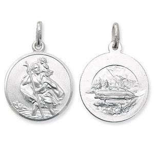 Peut inclure: Deux pendentifs en argent, l'un représentant Saint Christophe portant un enfant, l'autre représentant une voiture traversant un paysage montagneux.