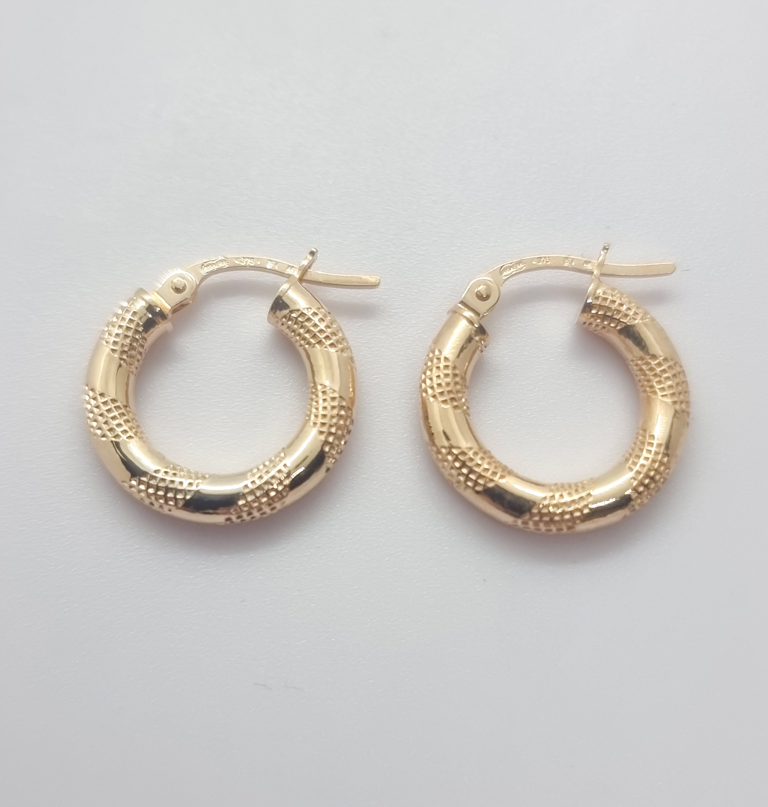 Orecchini A Cerchio Oro 9 Carati (375) – Finitura Liscia, Tubo 3 Mm, Diametro 15 Mm, Colore Gold