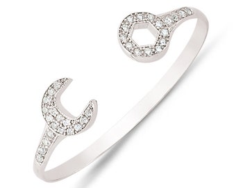 Llave dinamométrica infantil de plata de ley con circonita cúbica en forma de brazalete. Caja de regalo.