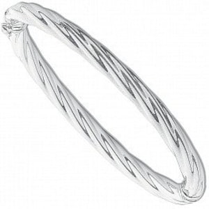 Puede incluir: Un brazalete de plata trenzado.