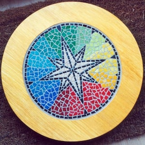 Plato giratorio de mosaico con diseño de brújula