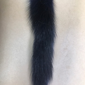 Chaveiro com cauda de zibelina russa tingida de azul