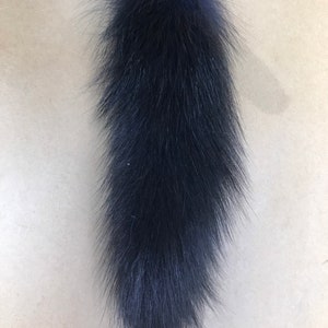 Chaveiro com cauda de zibelina russa tingida de azul
