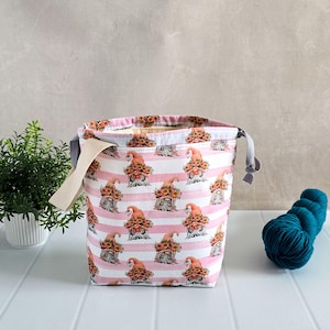 Projekttasche „Tuva Rosengnom“ | Handgenähte Stricktasche für 300g Wolle | Projektbeutel mit Kordelzug und Innenfächern