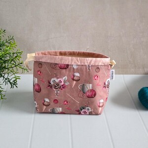 Hand-sewn Kinchaku-style project bag with knitting motifs | Project bag for knitting | Bobble bag | Project bag | Handmade gift