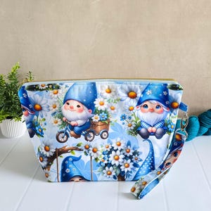 Projekttasche Wichtel blau – Handarbeitstasche mit Reißverschluss, Stricktasche für 400g Wolle, Projektbeutel mit Fächern