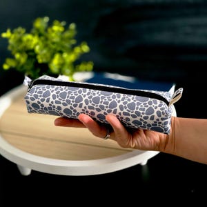 手縫いペンケース グレー – Niva Bag「グレー ペブル」 |ペンケース フェイクレザー |編み針バッグ かぎ針バッグ