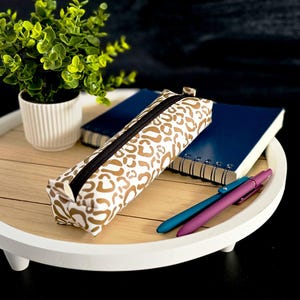 ペンシルケース レオ柄 – Niva Bag Savanna Soul – ペンシルケース、かぎ針編みバッグ、編み針バッグ、手縫い