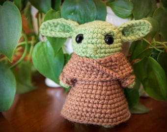 Baby Yoda au crochet fait main, peluche de 6 po.