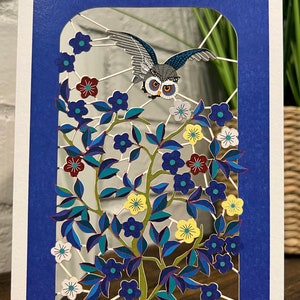 Carte découpée au laser Hibou survolant un jardin de fleurs