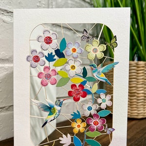 Carte de printemps colibris en fleurs découpée au laser