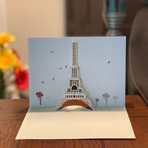 Tarjeta emergente con corte láser de la Torre Eiffel diseñada por un artista en Inglaterra