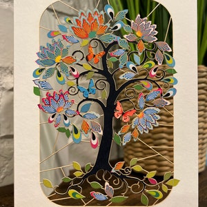 Joyeux anniversaire arbre exotique et fleurs