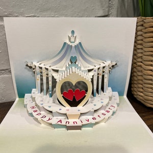 Tarjeta emergente de feliz aniversario cortada con láser