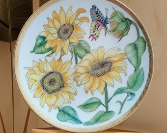 Alter runder Dessertteller aus Porzellan, verziert mit Sonnenblumen und Schmetterlingen, neu interpretiert von der Künstlerin Corinne JEANJACQUES, handbemalt