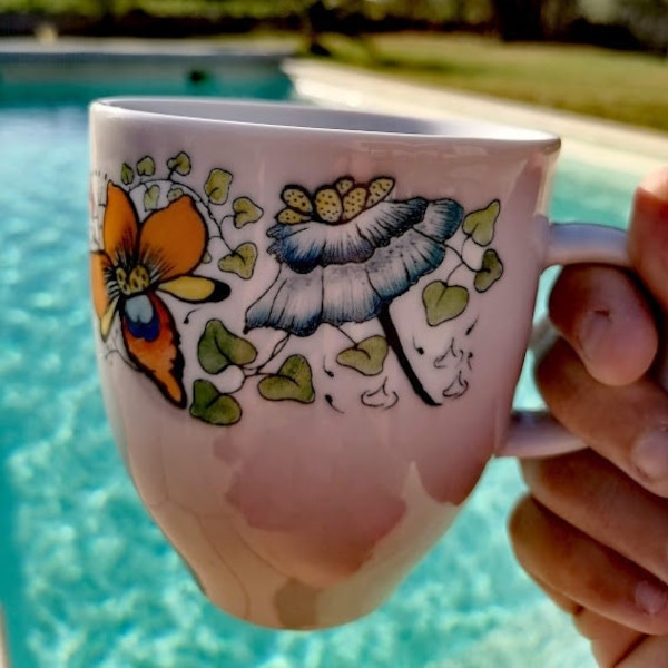 Mug, tasse en porcelaine émaillée décor original de fleurs exotiques imaginé et peint par artiste pour pause thé