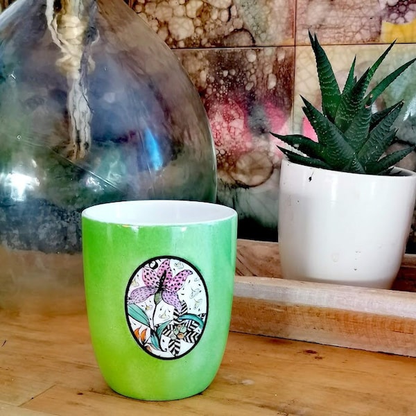 Porcelaine multi fonction, tasse, verre, pot pour plante d'intérieur décor médaillon avec fleurs colorées, pour tout moment de la journée