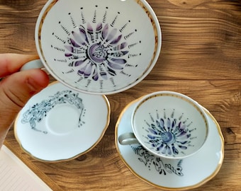 Paar handbemalte Vintage-Tassen und Untertassen aus Porzellan, Einzelstück, elegantes handgefertigtes Geschenk, Kreation von Corinne JEANJACQUES