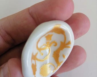Pierre d'apaisement en porcelaine/ Worry stone arabesques dorées, un petit rituel au creux de votre main