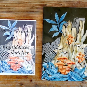 Puede incluir: Un libro titulado "Peinture sur Porcelaine Confidences d'atelier" de Corinne Jean-Jacques, con una ilustración de acuarela de hongos creciendo en un tocón de árbol con hojas azules.