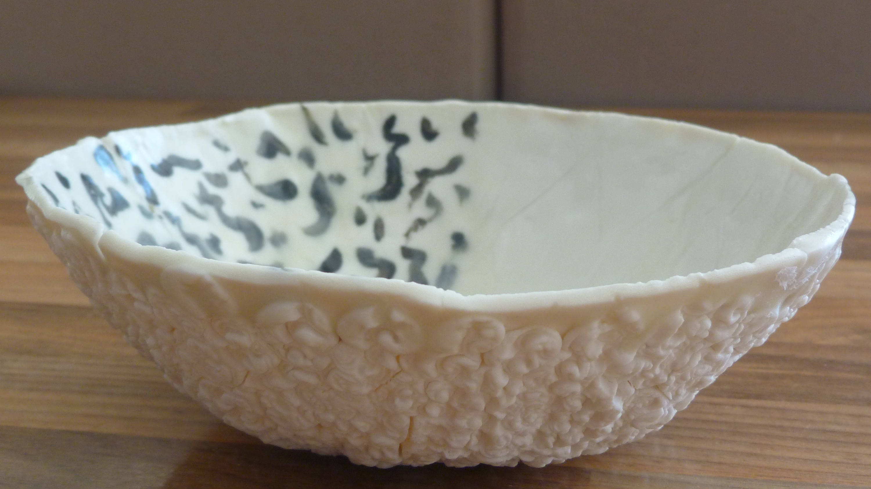 Coupelle Décorative en Porcelaine, Écru, Décorée à L'intérieur de Petits Motifs Noirs et Martelée Te