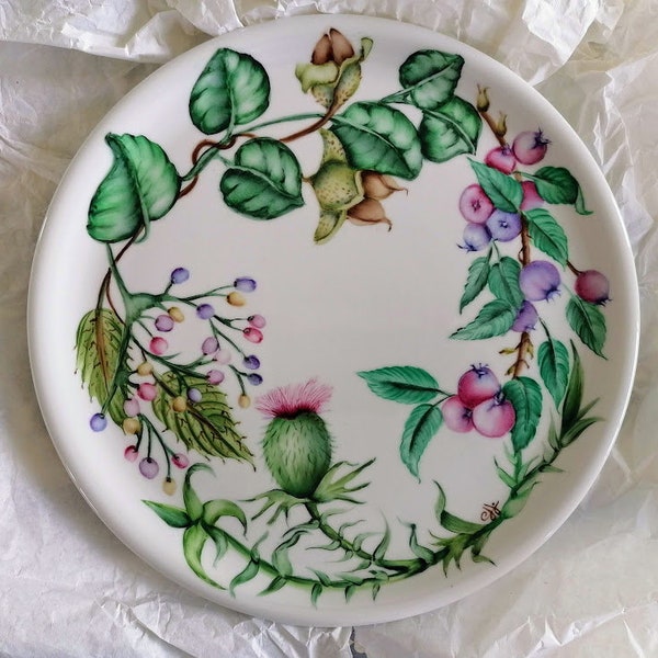 plat de présentation rond en porcelaine peint à la main, décoration d'artiste fleurs et baies sauvages , cadeau original, artisanat luxe