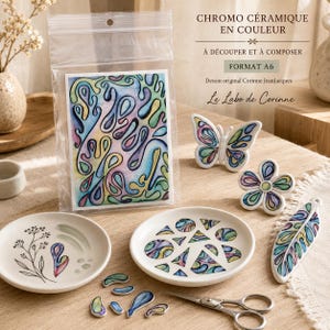 Peut inclure: Un ensemble de pièces en céramique comprenant une feuille rectangulaire aux formes abstraites colorées, un papillon, une fleur et une pièce en forme de plume. Inclut une petite assiette à motifs botaniques et une assiette à formes géométriques.