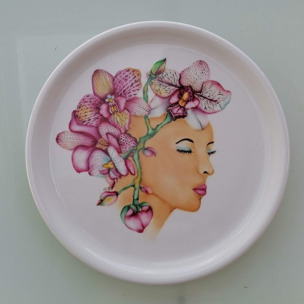 plat de présentation rond en porcelaine peint à la main, décoration d'artiste orchidées et visage de femme , cadeau original, artisanat luxe