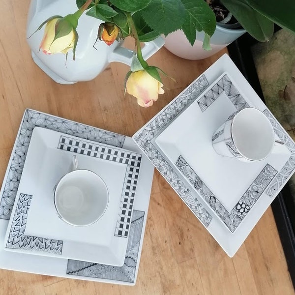 service duo assiettes 2 tailles et tasses vintage porcelaine, forme carrée, décorées et revisitée par L'artiste Corinne JEANJACQUES