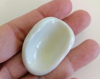 Pierre d'apaisement en porcelaine/ Worry stone blanc, un petit rituel au creux de votre main