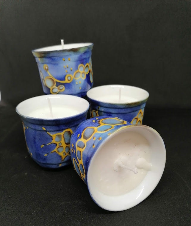 Bougie Naturelle Dans Porcelaine Bleue Peinte à La Main Pour Décoration d'intérieure