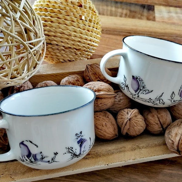 duo de tasses porcelaine vintage décor chat et oiseau revisitée par l'artiste Corinne Jeanjacques