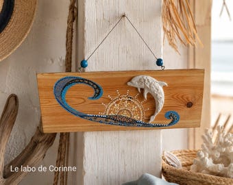 Hängendes Holzschild mit Porzellandelfin