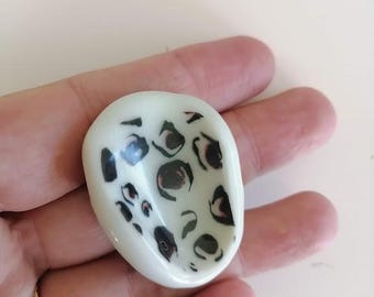 Pierre d'apaisement en porcelaine/ Worry stone imprimé guépard, un petit rituel au creux de votre main